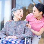 Mức lương giúp việc chăm người già bạn nên biết và địa chỉ uy tín
