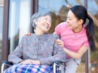 Mức lương giúp việc chăm người già bạn nên biết và địa chỉ uy tín