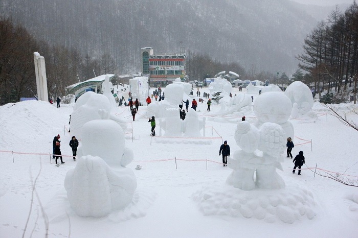 Hàng ngàn tác phẩm nghệ thuật được trưng bày tại lễ hội tuyết cho du khách ngắm nghía